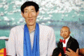 The tallest man in the world meets the smallest